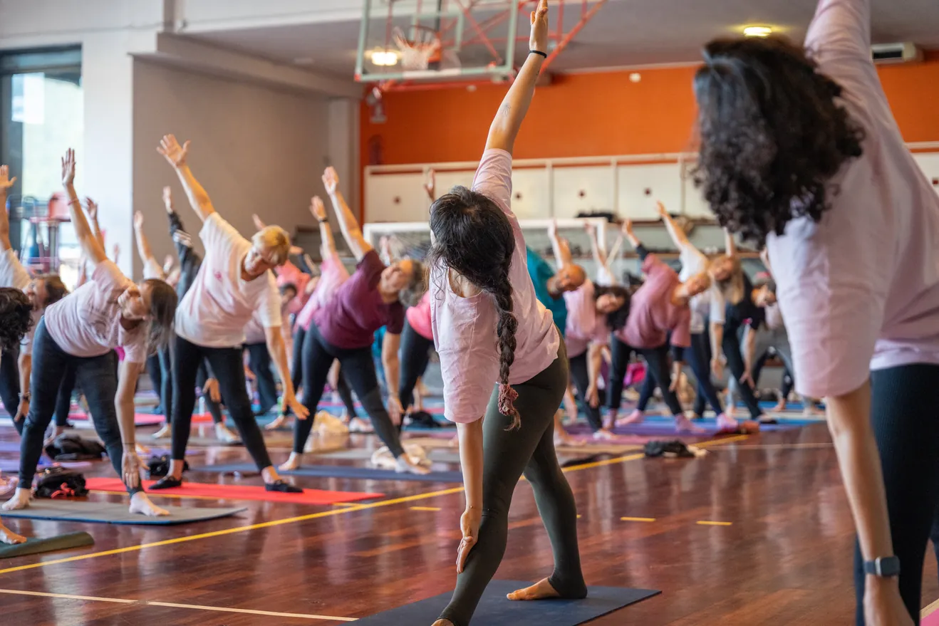Over 150 people at the Yoga per la Ricerca practice, in Morbegno.